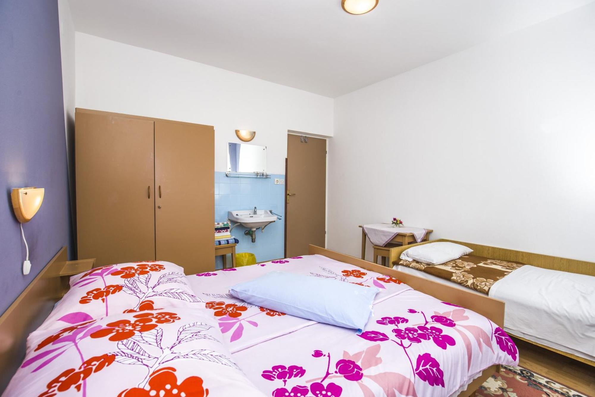 Rooms Padovan Banjol Exterior photo